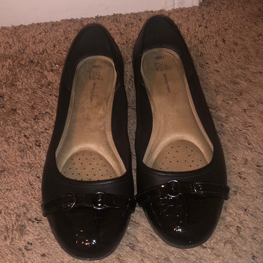 Women’s flats worn a couple times